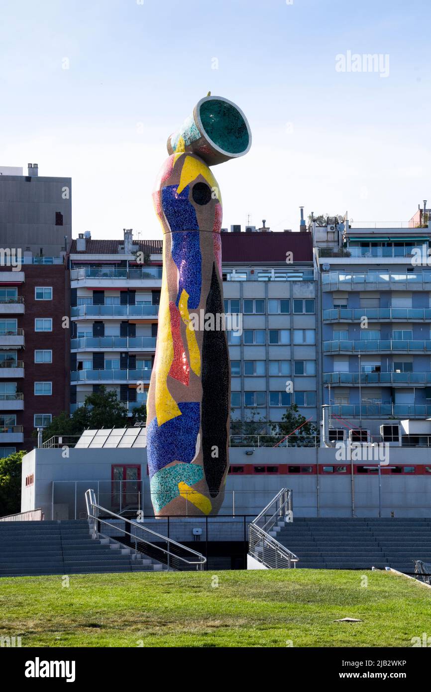 Scultura 'Dona i ocella' dell'artista Joan Miro. Joan Miro Park, Barcellona, Catalogna, Spagna. Foto Stock