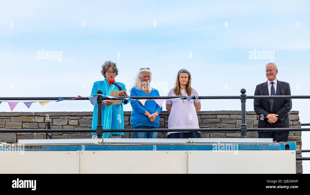 North Berwick, East Lothian, Scozia, UK, 2nd giugno 2022. Celebrazioni giubilari: Le feste stanno per iniziare nella località balneare. Nella foto: Il vice Lord tenente Hilary Cochrane legge la proclamazione reale Foto Stock