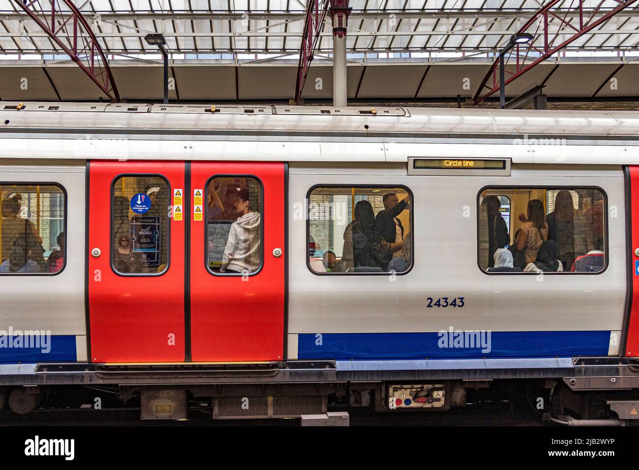 Persone a bordo di un treno Circle Line alla Stazione di Farringdon, Londra EC1 Foto Stock