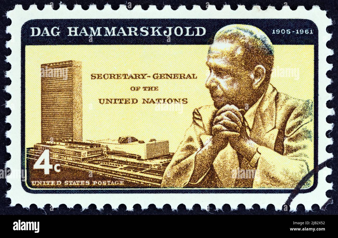 USA - CIRCA 1962: Un francobollo stampato negli USA mostra Dag Hammarskjold e la sede centrale delle Nazioni Unite, circa 1962. Foto Stock