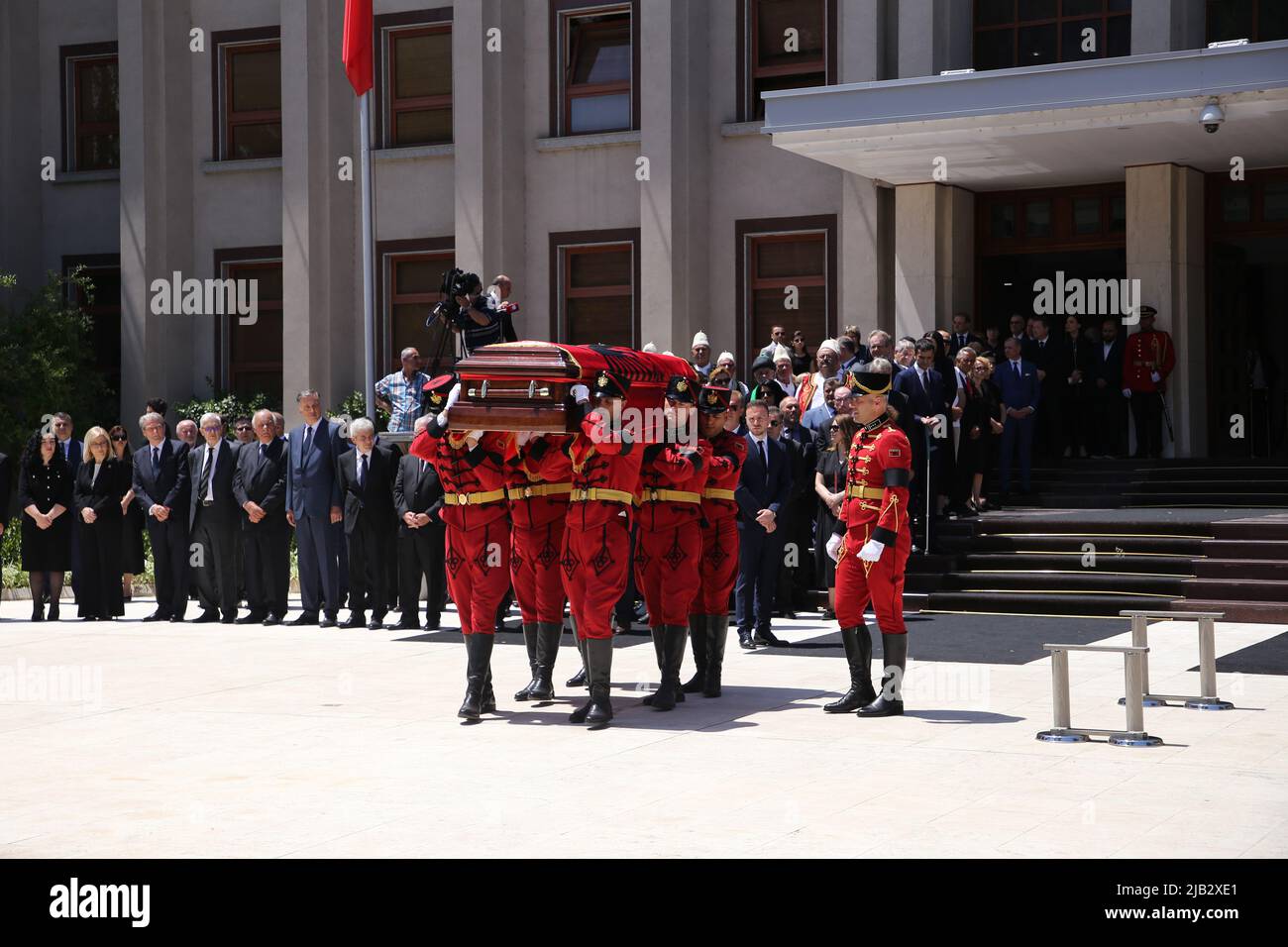 Tirana, Albania. 2nd giugno 2022. Si tiene una cerimonia di lutto per lutto l'ex presidente albanese Bujar Nishani nel palazzo presidenziale di Tirana, Albania, il 2 giugno 2022. L'Albania, giovedì, ha pianto il suo ex presidente Bujar Nishani, morto all'età di 55 anni a causa di gravi complicazioni per la salute causate dal COVID-19. Credit: Gent Onuzi/Xinhua/Alamy Live News Foto Stock