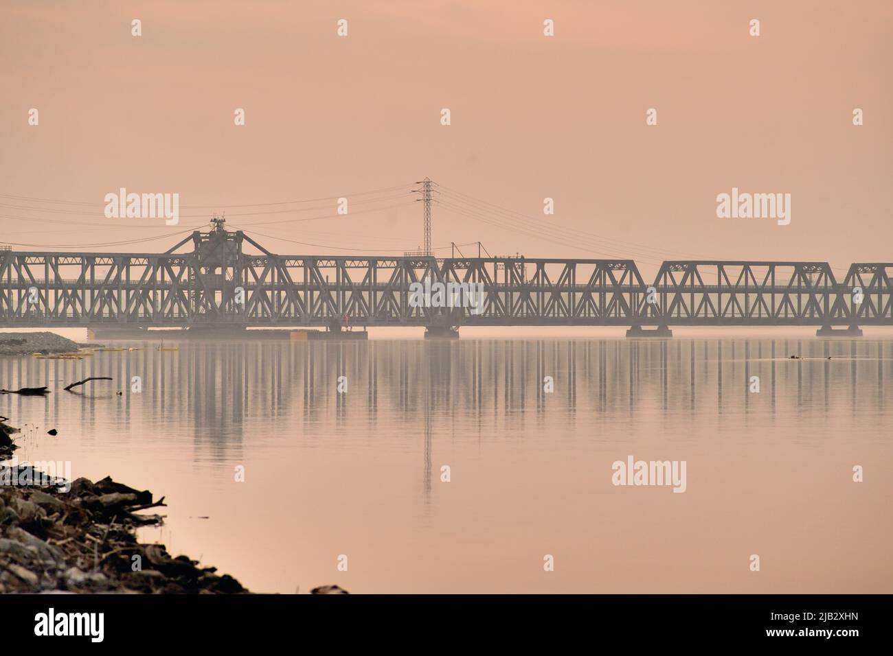 Fort Madison, Iowa, Stati Uniti. Il ponte sospeso della BNSF Railway attraversa il fiume Mississippi in una mattinata molto calda e nebbia. Foto Stock