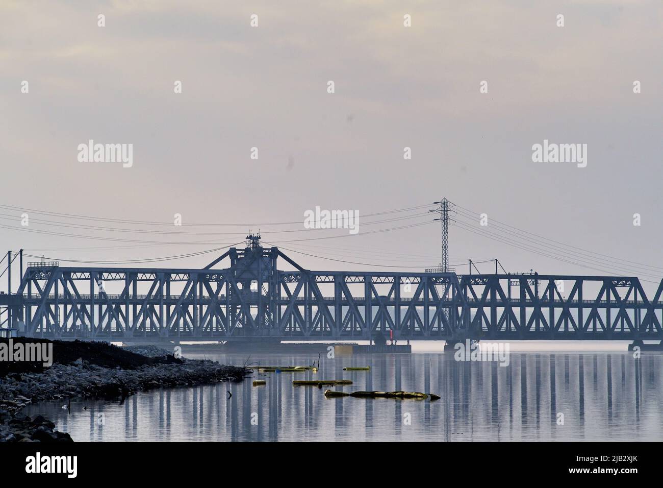 Fort Madison, Iowa, Stati Uniti. Il ponte sospeso della BNSF Railway attraversa il fiume Mississippi in una mattinata molto calda e nebbia. Foto Stock