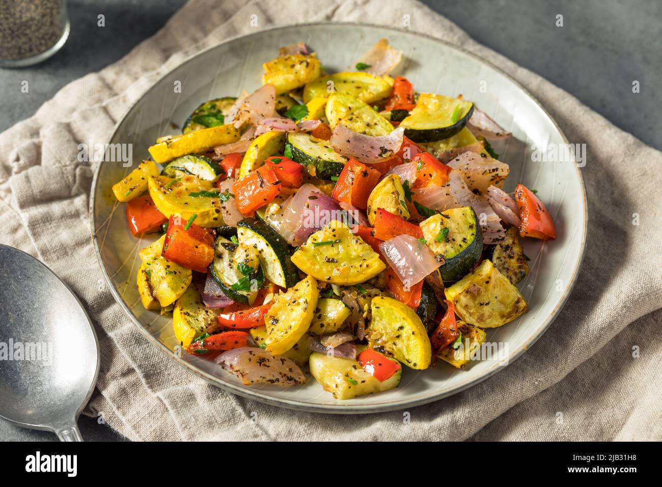 Verdure estive arrosto fatte in casa con Pepe Zuccini e cipolle Foto Stock