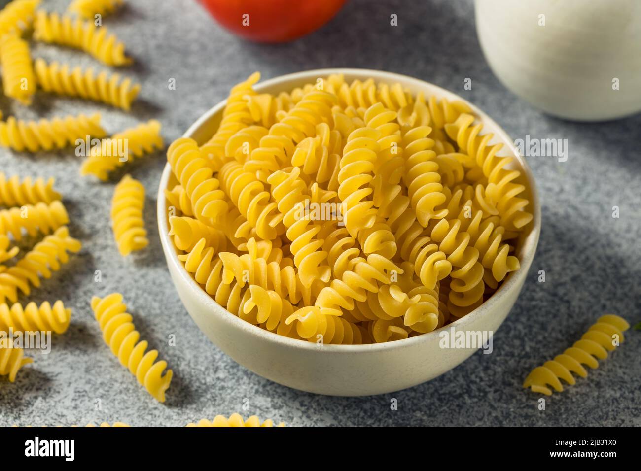 Pasta di Fusilli secca biologica fatta in casa in una ciotola Foto Stock