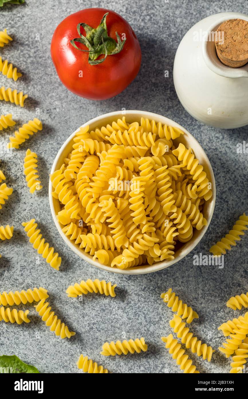 Pasta di Fusilli secca biologica fatta in casa in una ciotola Foto Stock