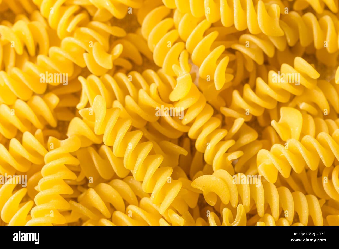 Pasta di Fusilli secca biologica fatta in casa in una ciotola Foto Stock