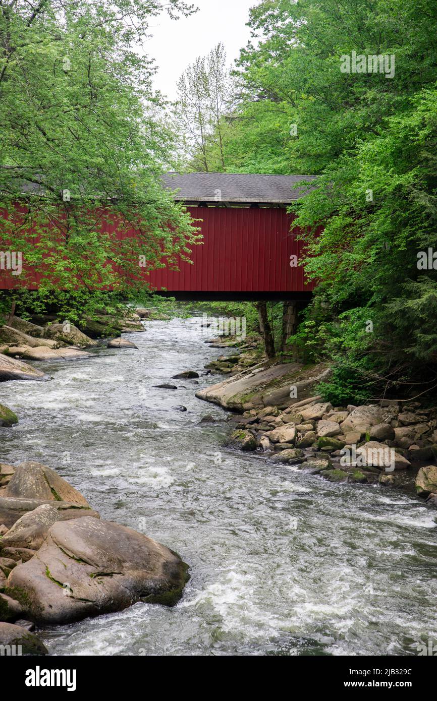 Il McConnels Mill è un famoso parco statale della Pennsylvania occidentale. I suoi punti di riferimento dominanti sono il mulino del grristo e il ponte rosso coperto che attraversa scivoloso Foto Stock