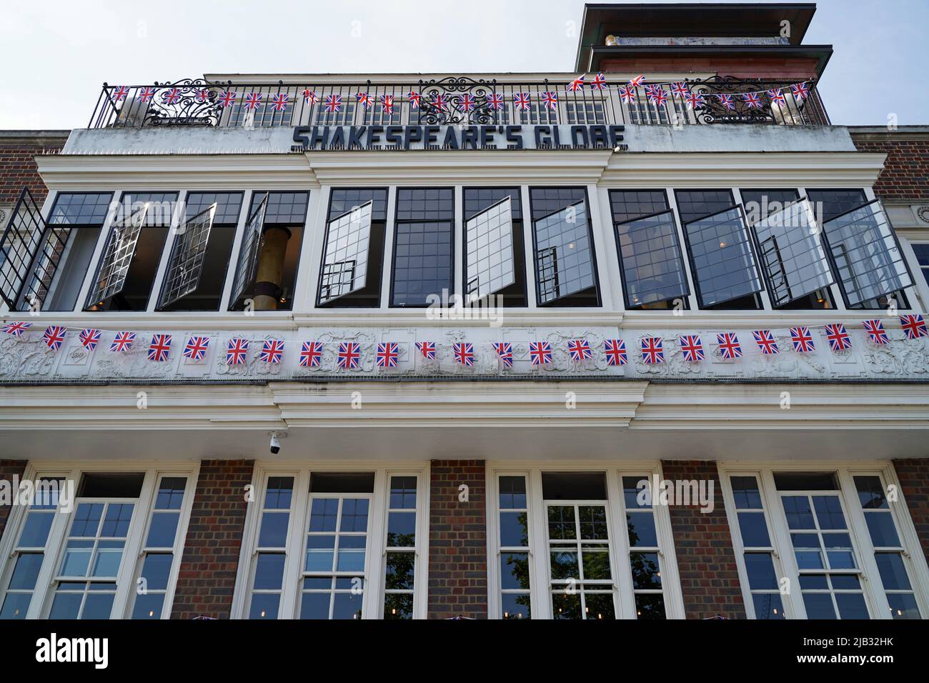 Shakespeare's Globe bar e ristorante con Union Jack bandiere appese. Londra - 2nd giugno 2022 Foto Stock