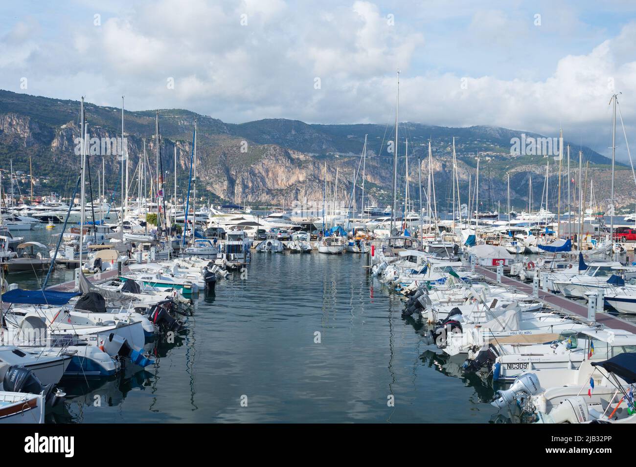 Francia, Nizza, settembre 2021. Barche in legno multicolore e motoscafi in una fermata a Nizza. Viaggio in Costa Azzurra in Francia. Foto Stock