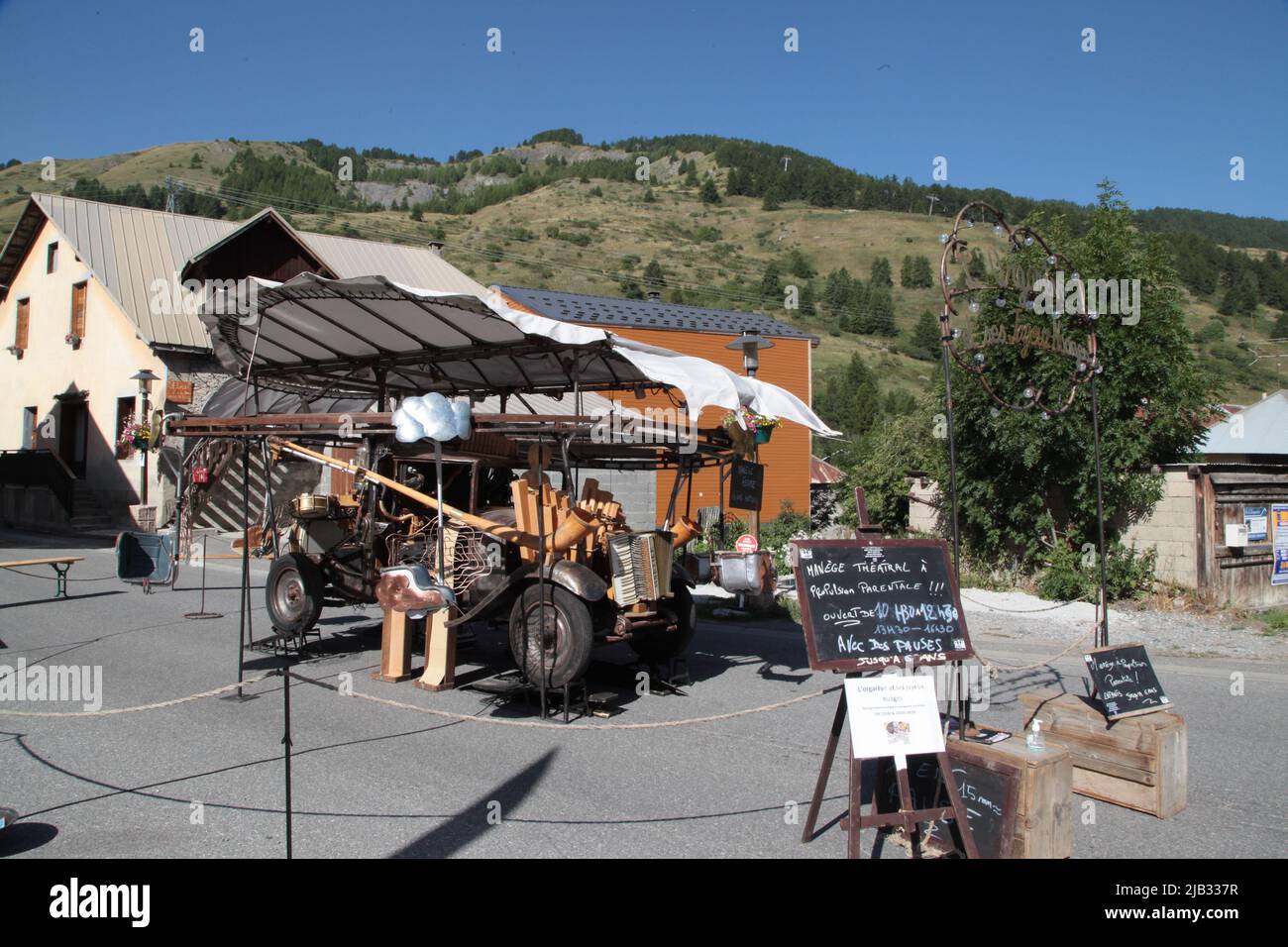 Manège pour enfants à la Fête du village de Vars Sainte-Marie un 15 août, Hautes-Alpes Foto Stock