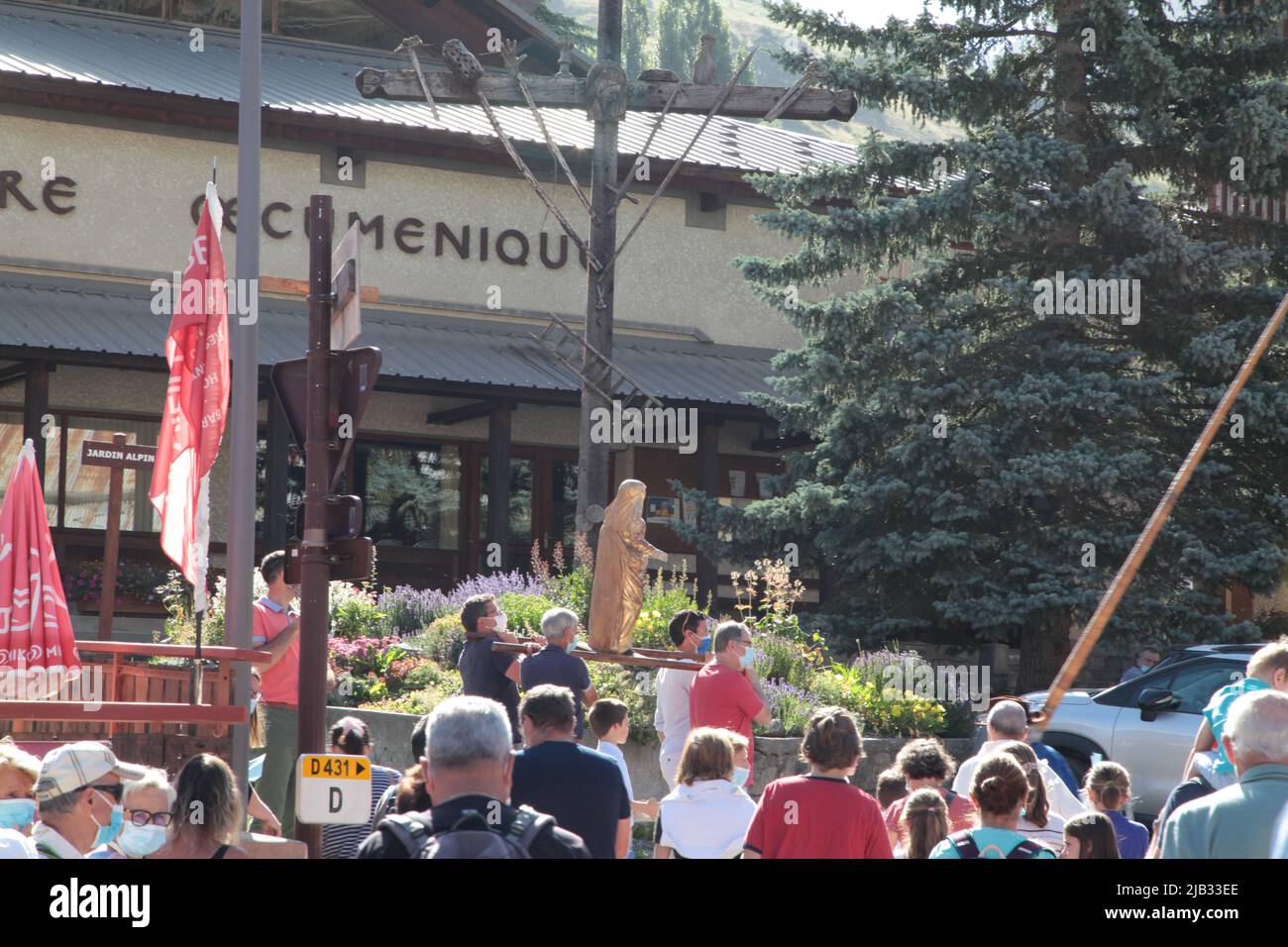 Processione tradizionnelle pour fêter Sainte-Marie, Fête du village de Vars Sainte-Marie un 15 août, Hautes-Alpes Foto Stock