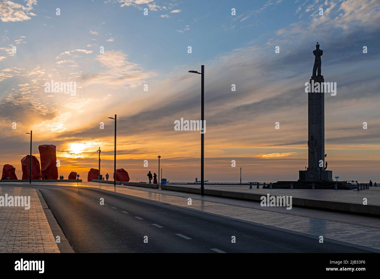 Il lungomare di Oostende (Ostenda) presso la sua spiaggia del Mare del Nord al tramonto, in Belgio. Foto Stock