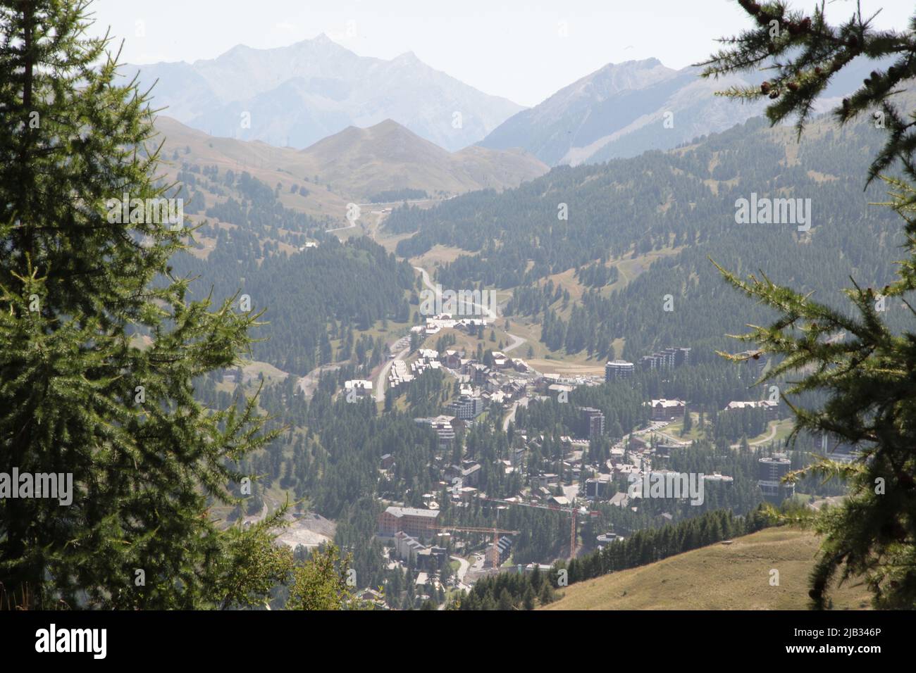 Vars Les Claux en été vu du haut de Vars Sainte-Marie, Hautes-Alpes Foto Stock