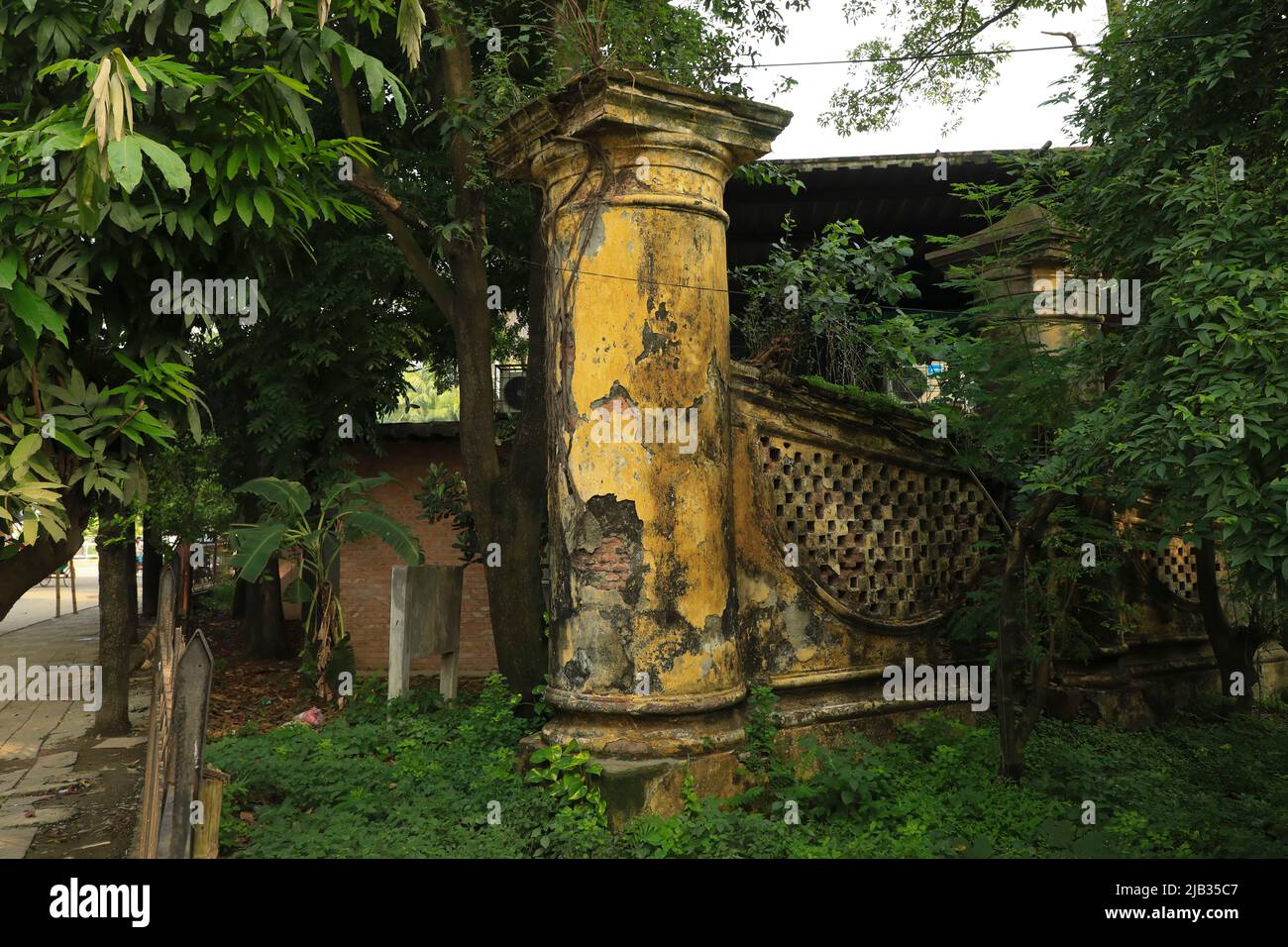 Porta di Dhaka nell'area dell'Università di Dhaka, conosciuta anche come porta di Mir Jumla o porta di Ramna, un monumento che si ritiene sia stato costruito da Mir Jumla II e che è stato classificato come una delle architetture Mughal più antiche di Dhaka. Questa porta è considerata una delle parti integranti della storia di Dhaka. (Foto di MD Manik / SOPA Images/Sipa USA) Foto Stock