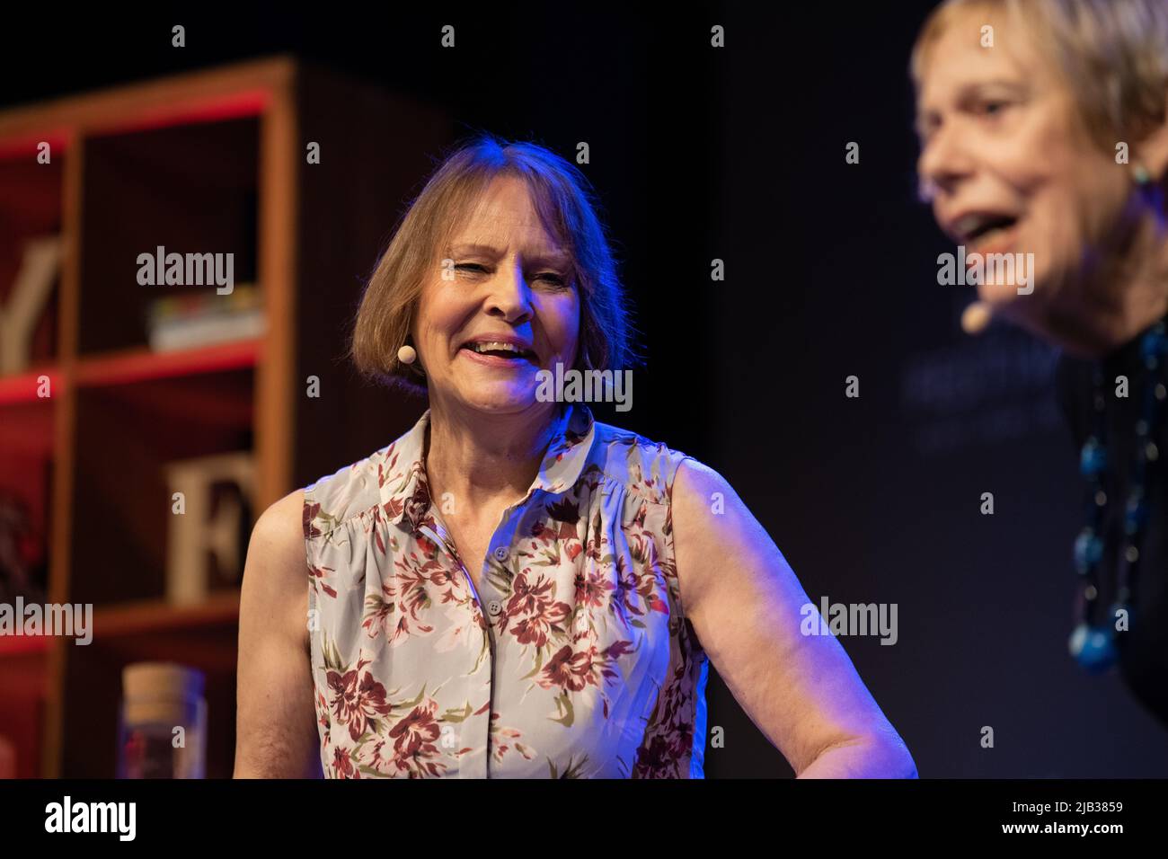 Hay-on-Wye, Galles, Regno Unito. 2nd giugno 2022. Karen Armstrong parla con Kitty Corrigan al Festival Hay 2022, Galles. Credit: Sam Hardwick/Alamy. Foto Stock