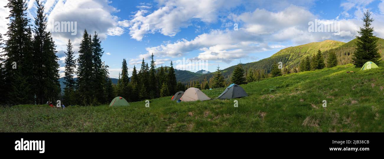Serata dal fuoco sulle montagne. Camping in tende in montagna. Foto Stock