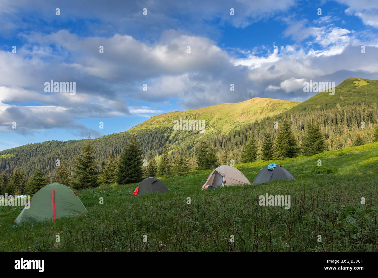 Serata dal fuoco sulle montagne. Camping in tende in montagna. Foto Stock