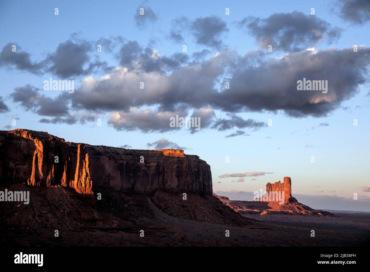 AZ00452-00....ARIZONA - Sentinel Mesa e Castello Butte nella Monument Valley Navajo Tribal Park. Foto Stock