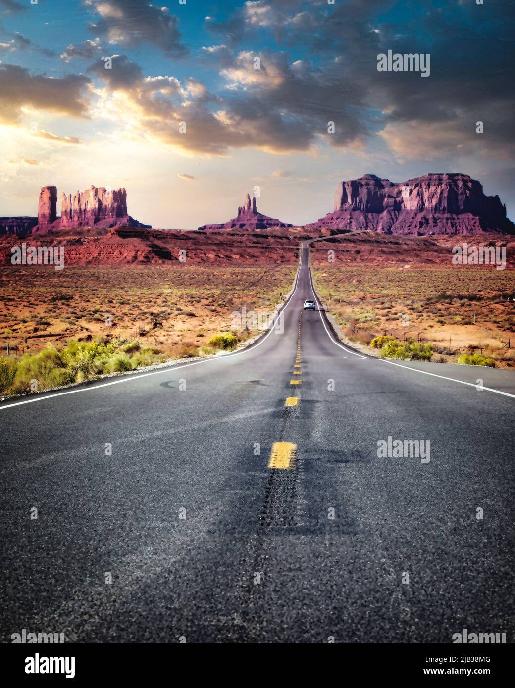 Viaggiando sull'autostrada 89 direzione sud fino alla Monument Valley sul confine tra Arizona e Utah. Foto Stock
