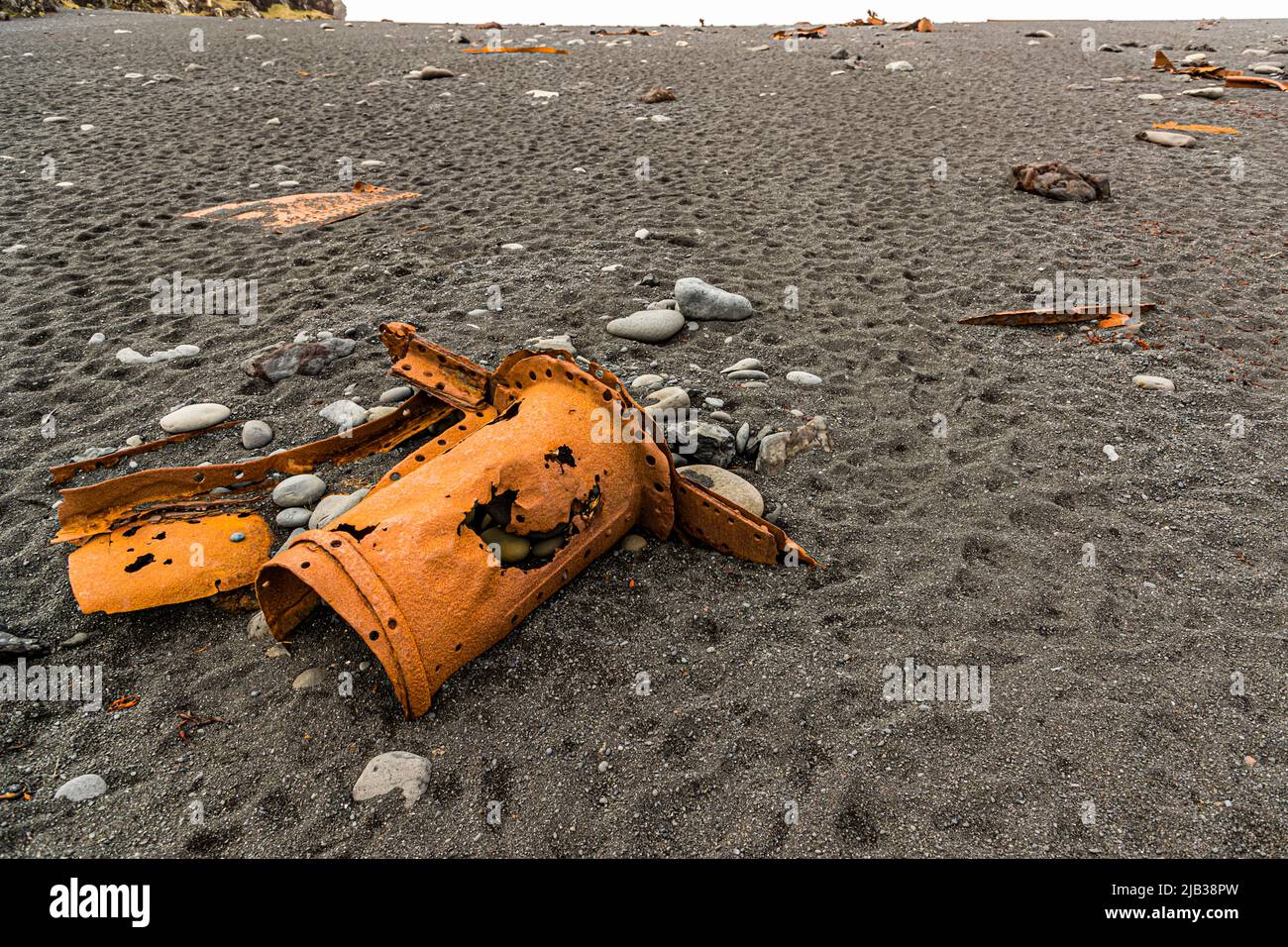 I resti di ferro sulla spiaggia provengono dal peschereccio britannico Epine GY 7, che è stato distrutto ad est di Dritvík (Islanda) la notte del 13th marzo 1948 Foto Stock