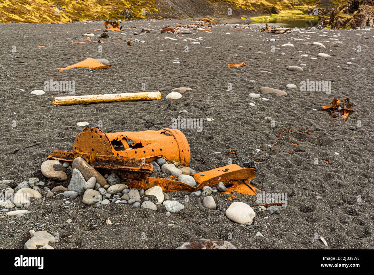 I resti di ferro sulla spiaggia provengono dal peschereccio britannico Epine GY 7, che è stato distrutto ad est di Dritvík (Islanda) la notte del 13th marzo 1948 Foto Stock