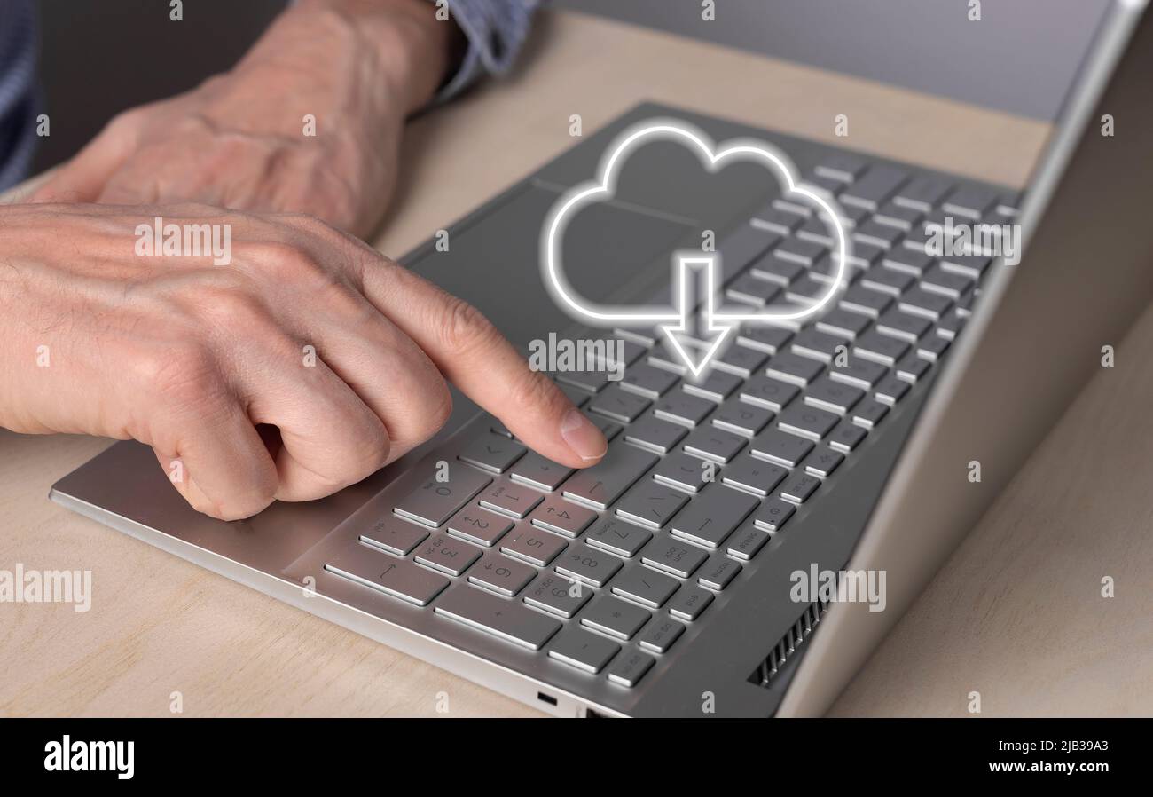 Cloud computing. Uomo che usa il laptop per scaricare i file dal database remoto. Primo piano dell'indice premendo il tasto invio. Servizio online per la memorizzazione di oggetti. Foto di alta qualità Foto Stock