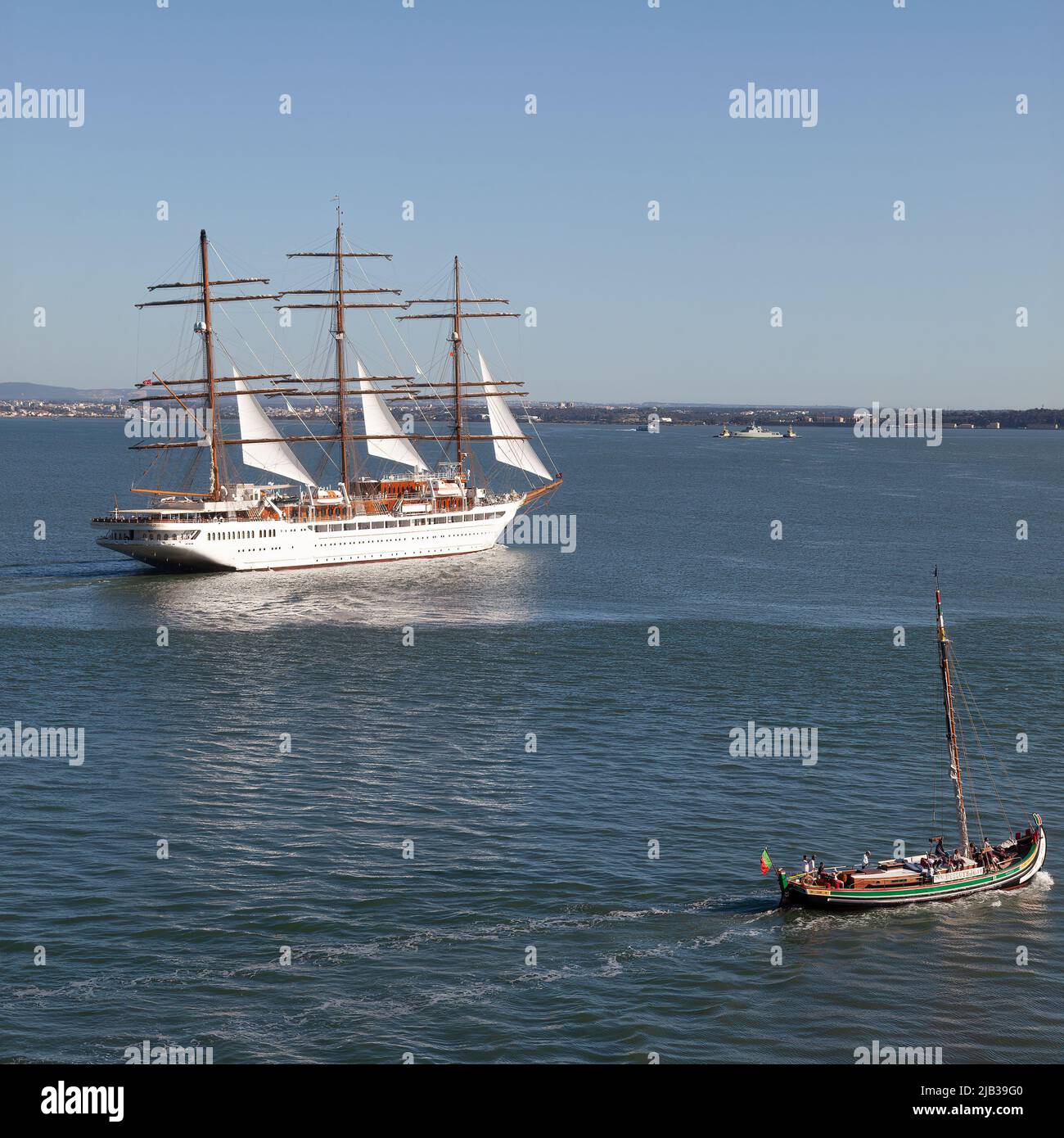 Vela Schooner sul fiume Tago, Portogallo Foto Stock