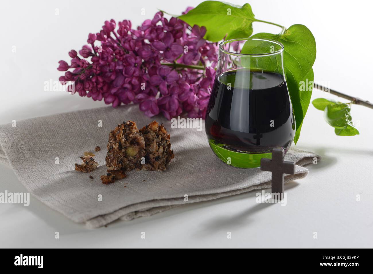 La Festa del Corpus Christi concetto. Pane e vino rosso simboli del sangue e del corpo di Gesù Cristo. Foto Stock