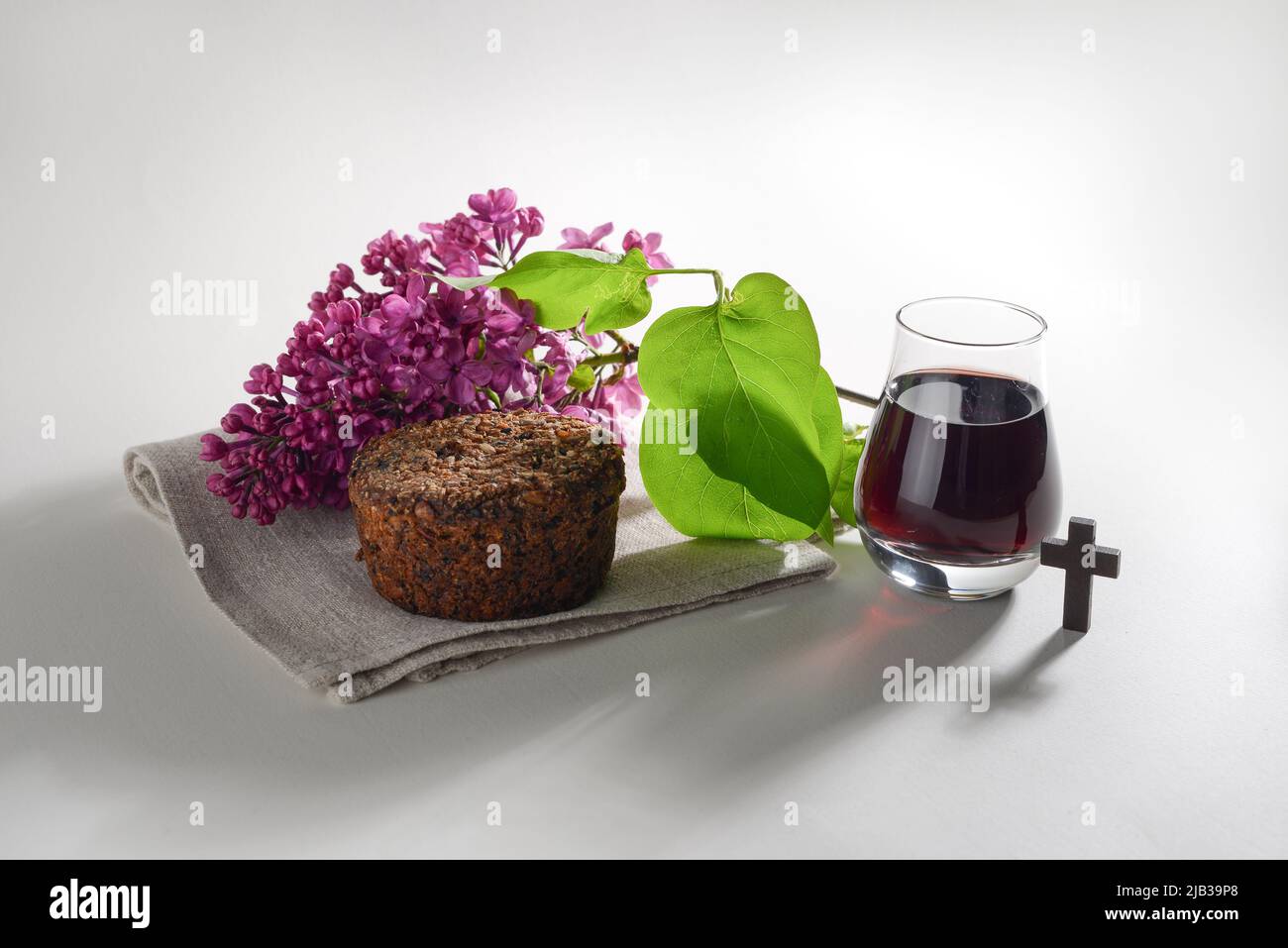 La Festa del Corpus Christi concetto. Pane e vino rosso simboli del sangue e del corpo di Gesù Cristo. Foto Stock