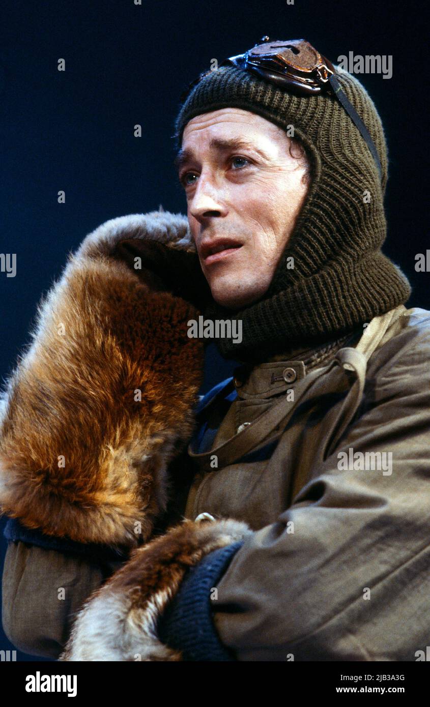 Robert Powell (Capitano Robert Falcon Scott) in TERRA NOVA di Ted Tally al Palace Theatre, Watford, Inghilterra 28/01/1982 design: Joe Vanek Lighting: Mick Hughes regista: Michael Attenborough Foto Stock