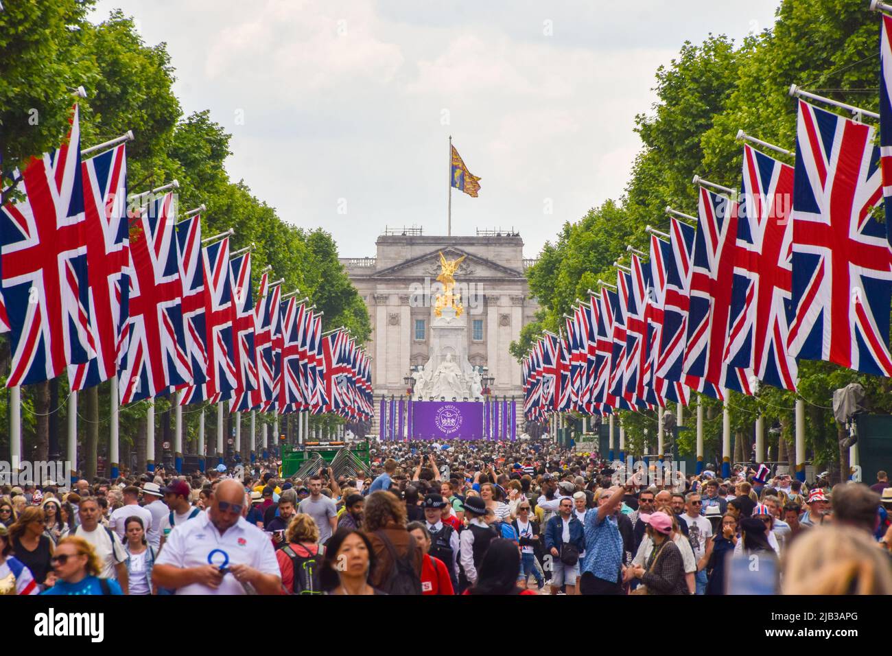 Londra, Inghilterra, Regno Unito. 2nd giugno 2022. Grandi folle scendono sul Mall e Buckingham Palace al termine degli eventi ufficiali. Decine di migliaia di persone si sono radunate nel centro di Londra per celebrare il Giubileo del platino della Regina il primo giorno di uno speciale fine settimana prolungato di quattro giorni che segna il 70th° anniversario dell'adesione della Regina al trono. (Credit Image: © Vuk Valcic/ZUMA Press Wire) Foto Stock