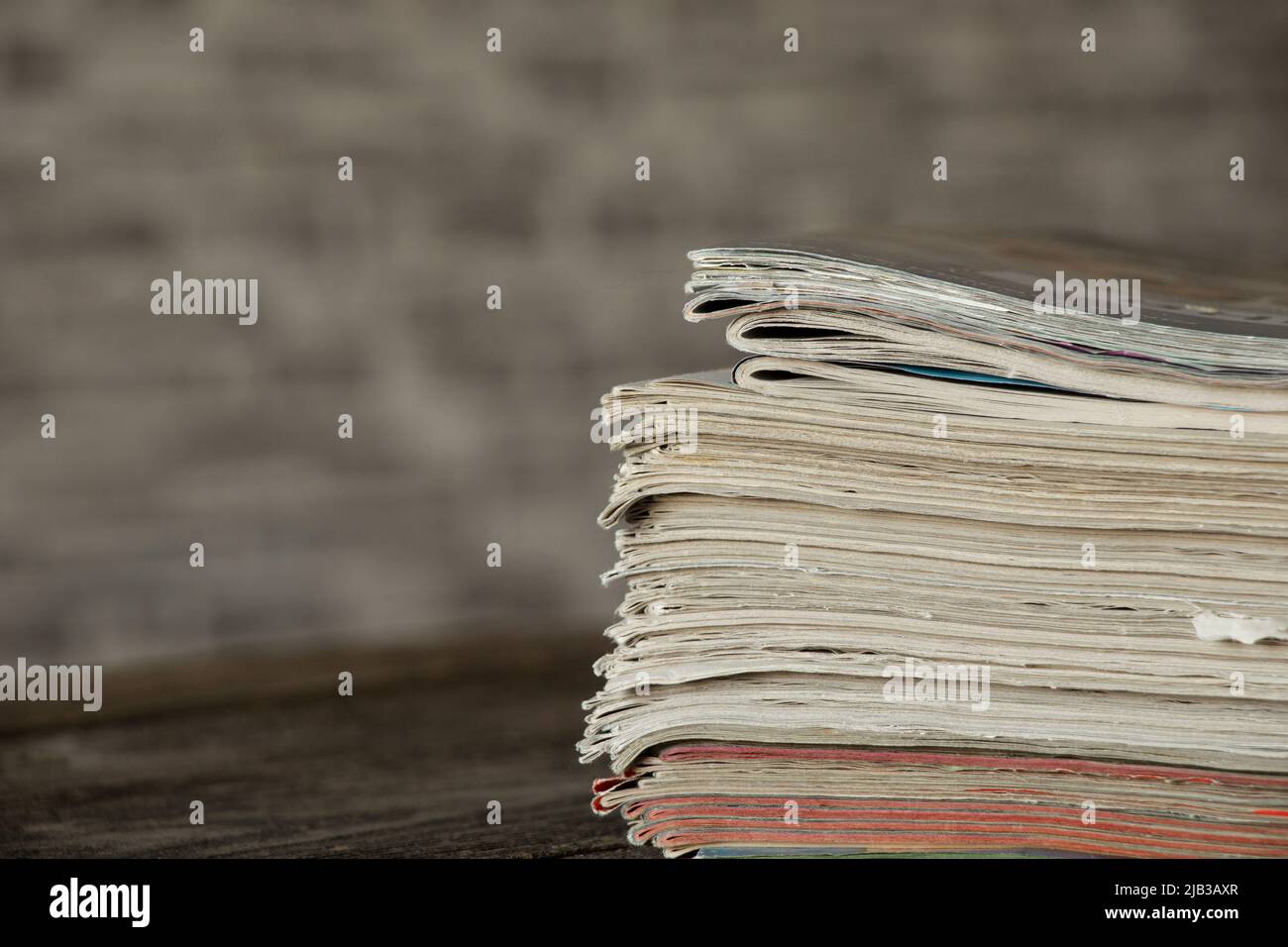 una pila di riviste e giornali si trova sul tavolo, un quotidiano Foto Stock