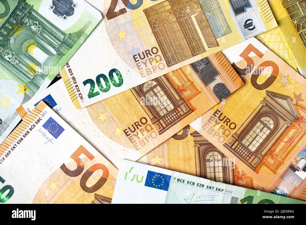 Banconote in euro come sfondo, cinquanta, centoduecento euro bollette, carta moneta. Moneta dell'Unione monetaria europea Foto Stock