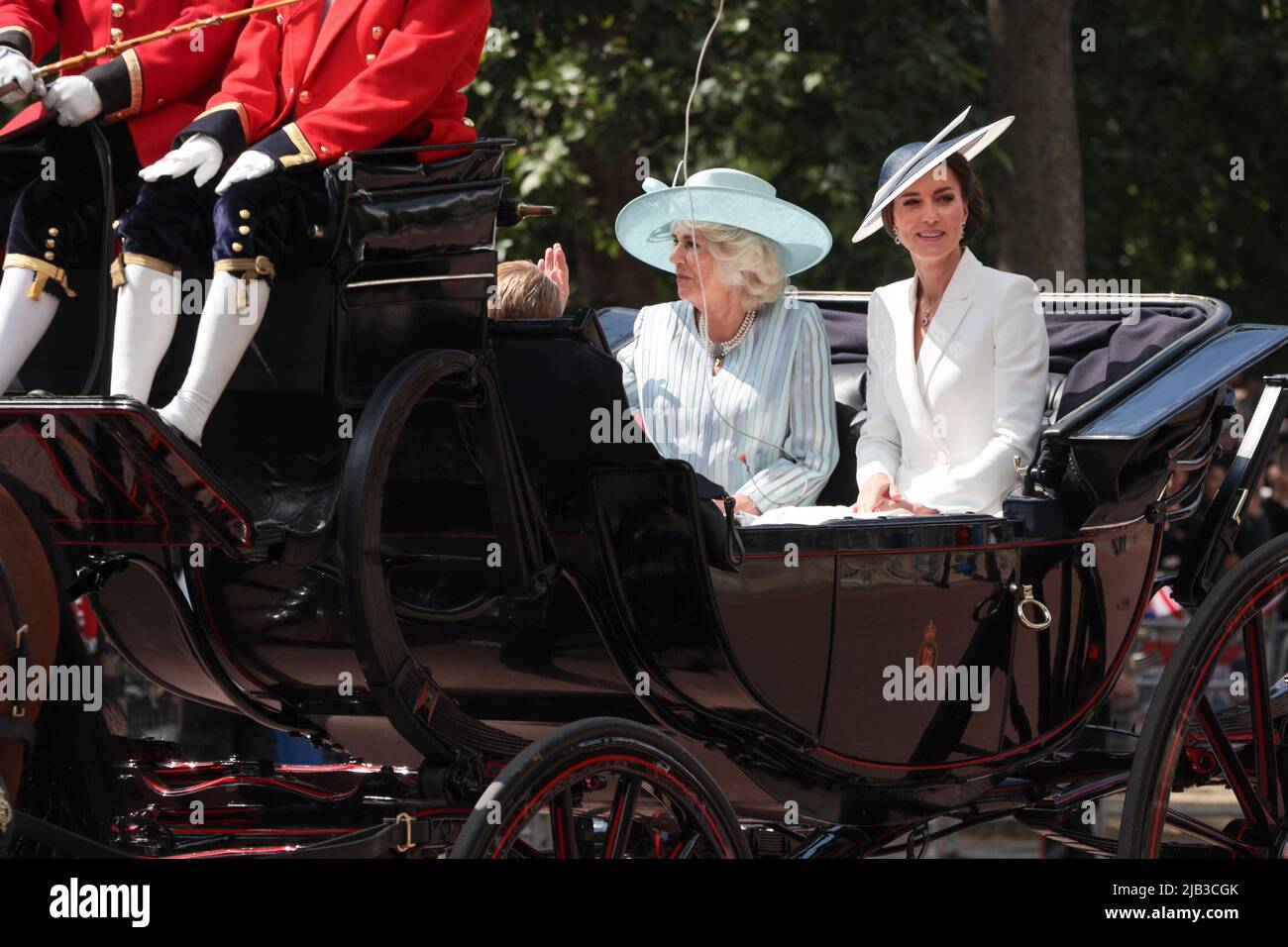 2 giugno 2022 - la processione del giubileo di platino della regina Elisabetta The Mall - Kate Middleton, Dutchessa di Cambridge e Camilla, la duchessa di Cornovaglia Foto Stock