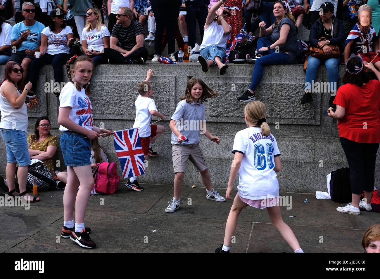 Londra, Regno Unito. 2nd giugno 2022. Giubileo del platino. Famiglie e bambini a Trafalgar Square London Jubilee Credit: Londonphotos/Alamy Live News Foto Stock