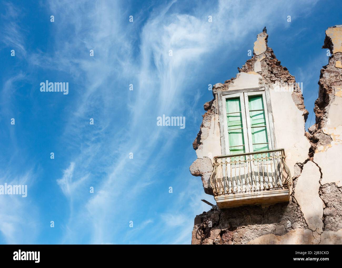 Casa abbandonata, edificio con spazio copia cielo blu. Foto Stock