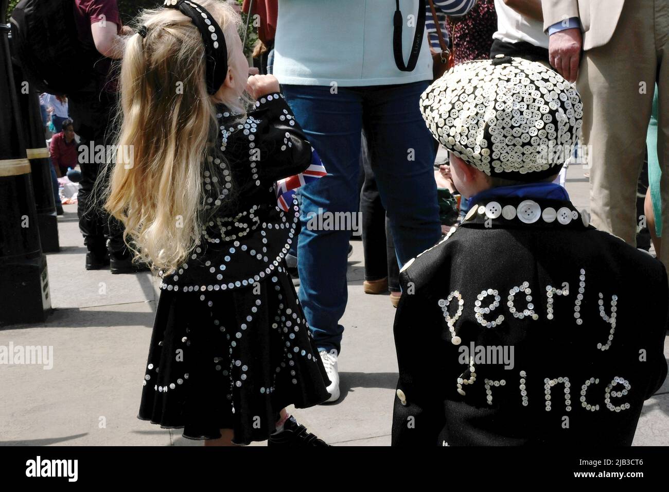 Londra, Regno Unito. 2nd giugno 2022. Giubileo del platino. Famiglie e bambini a Trafalgar Square London Jubilee Credit: Londonphotos/Alamy Live News Foto Stock