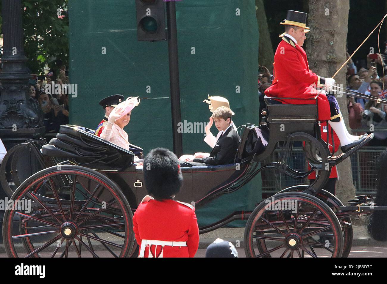 Sophie, Contessa di Wessex in carrozza aperta a Trooping il colore ( colore ) come parte della celebrazione del Giubileo del platino della Regina nella sfilata delle Guardie del Mall e del Cavallo a Londra 2022 Foto Stock