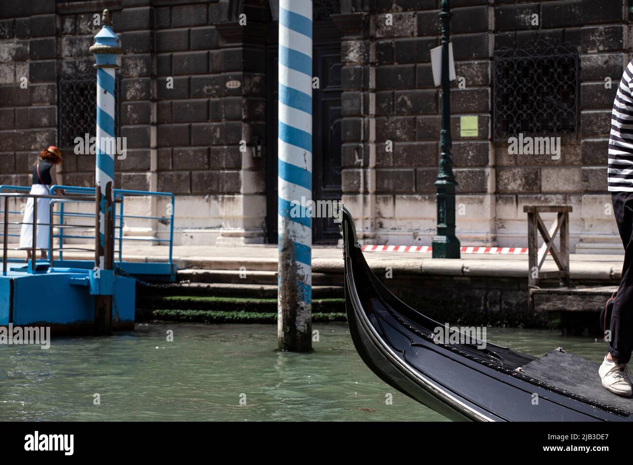 Vista sulla vita cittadina di Venezia con particolare di gondola vicino al canale, Italia. Vacanze sfondo romantico, elementi caratteristici di Venezia, va italiana Foto Stock