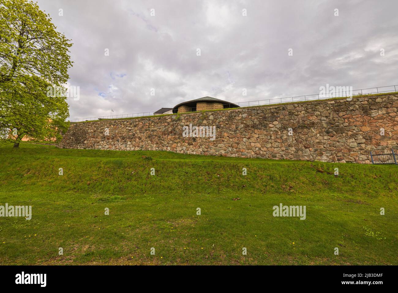 Splendida vista sulle mura di pietra del castello di Uppsala nel sito storico della città. Svezia. Foto Stock