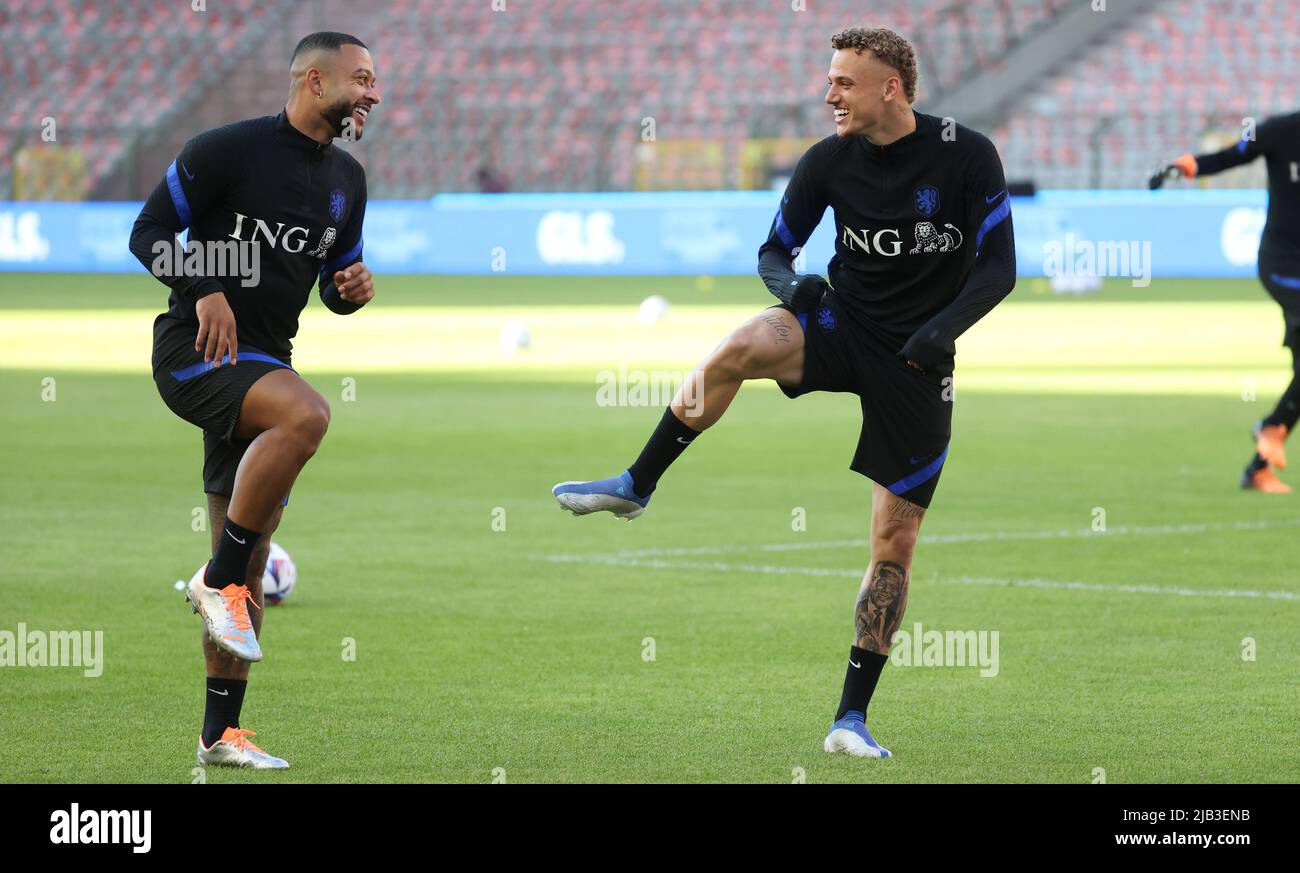 Bruxelles, Belgio. 2nd giugno 2022. Memphis Depay olandese e Noa Lang olandese raffigurati durante una sessione di addestramento della nazionale olandese, giovedì 02 giugno 2022 a Bruxelles, durante i preparativi per la prossima partita della UEFA Nations League contro il Belgio. BELGA PHOTO VIRGINIE LEFOUR Credit: Belga News Agency/Alamy Live News Foto Stock