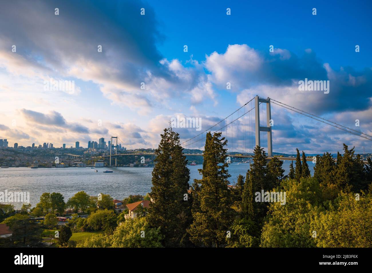 Vista panoramica di Istanbul da Nakkastepe con cielo nuvoloso. Viaggio a Istanbul foto di sfondo. Messa a fuoco selettiva. Foto Stock