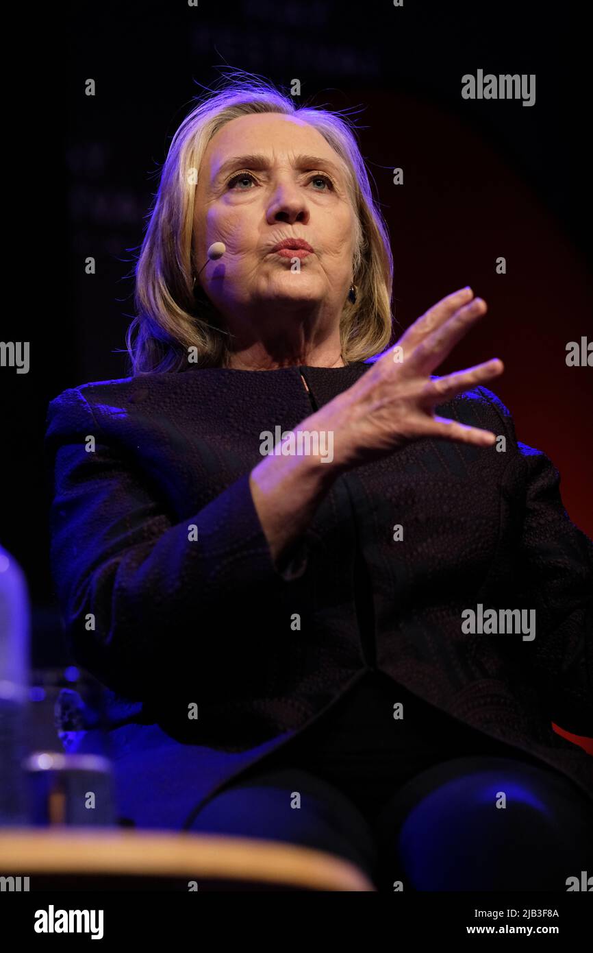 Hay Festival, Hay on Wye, Wales, UK – Giovedì 2nd Giugno 2022 – Hillary Rodham Clinton sul palco al Hay Festival parlando sul tema delle Donne al potere – Foto Steven Maggio / Alamy Live News Foto Stock
