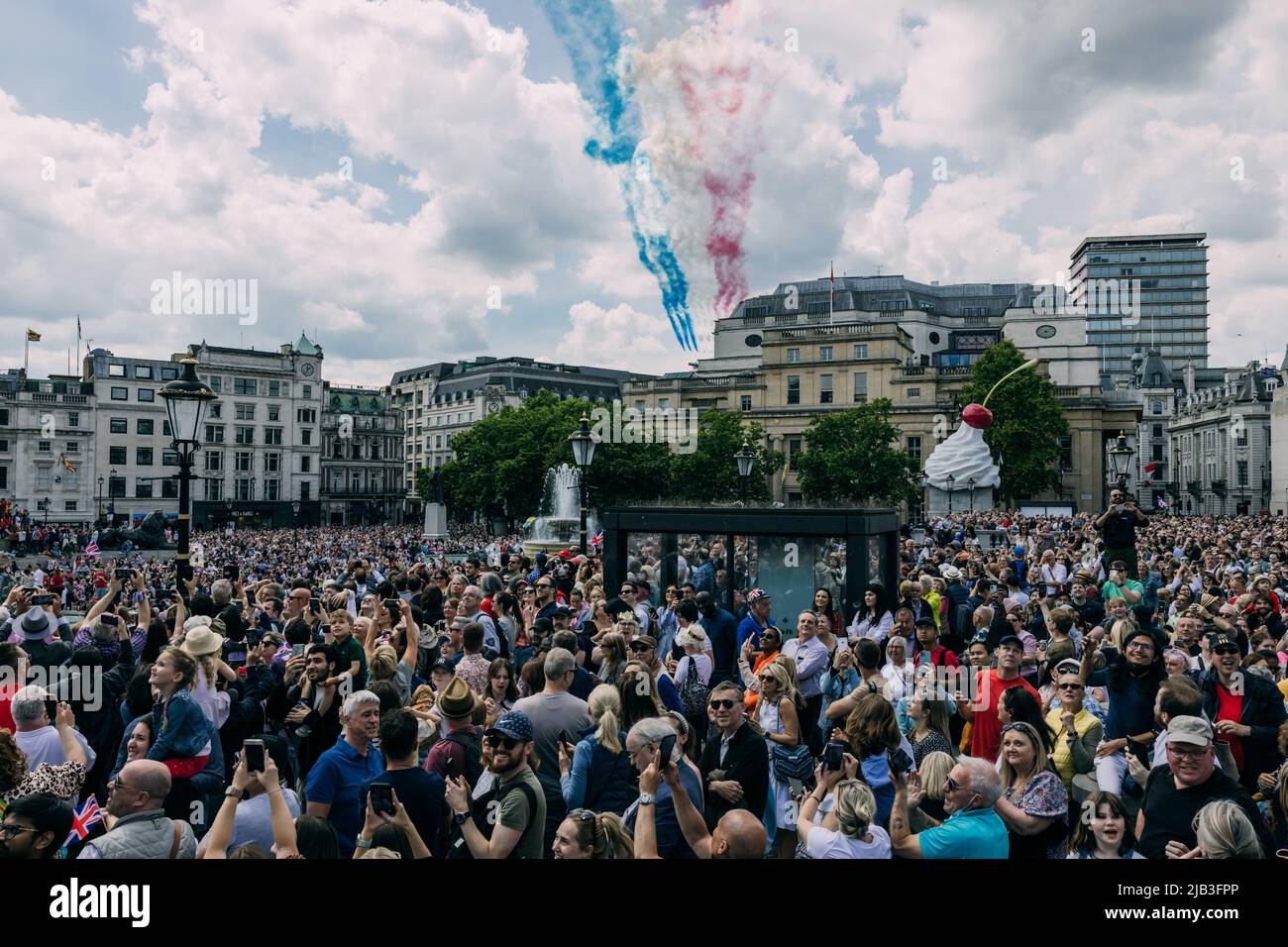 La gente gode del Giubileo del platino in piazza Trafalgar durante il Giubileo del platino di Elisabetta II in corso di celebrazione. Calpestare il colore. Foto Stock