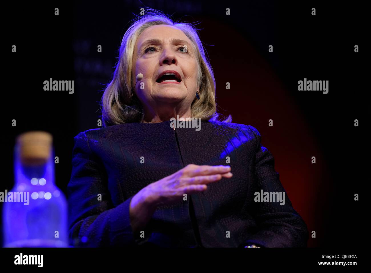 Hay Festival, Hay on Wye, Wales, UK – Giovedì 2nd Giugno 2022 – Hillary Rodham Clinton sul palco al Hay Festival parlando sul tema delle Donne al potere – Foto Steven Maggio / Alamy Live News Foto Stock