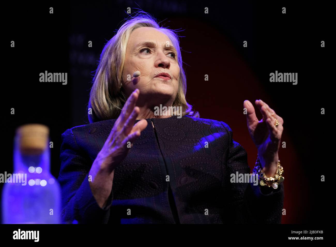Hay Festival, Hay on Wye, Wales, UK – Giovedì 2nd Giugno 2022 – Hillary Rodham Clinton sul palco al Hay Festival parlando sul tema delle Donne al potere – Foto Steven Maggio / Alamy Live News Foto Stock