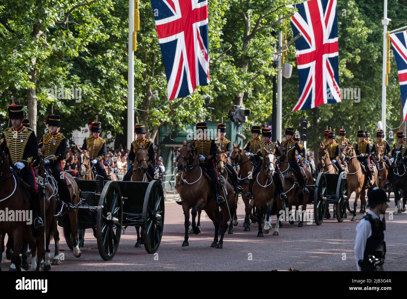 Londra, Regno Unito. 02nd giugno 2022. La truppa del re Royal Horse Artillery marcia lungo il Mall durante la parata militare Trooping the Color per onorare il compleanno ufficiale di sua Maestà la Regina e il Giubileo del platino. Milioni di persone nel Regno Unito sono previste per partecipare alle celebrazioni di quattro giorni che segnano il 70th anno sul trono della monarca britannica più longeva, la regina Elisabetta II, con oltre un miliardo di spettatori che si aspetta di vedere le festività in tutto il mondo. Credit: Wiktor Szymanowicz/Alamy Live News Foto Stock