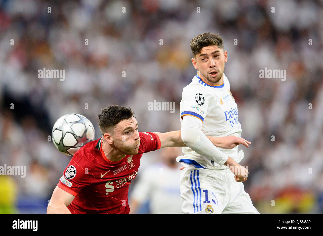 Fede VALVERDE (r. Real) in duelli contro Andrew ROBERTSON (LFC), azione, header, finale di Soccer Champions League 2022, Liverpool FC (LFC) - Real Madrid (Real) 0: 1, il 28th maggio 2022 a Parigi/Francia. Â Foto Stock