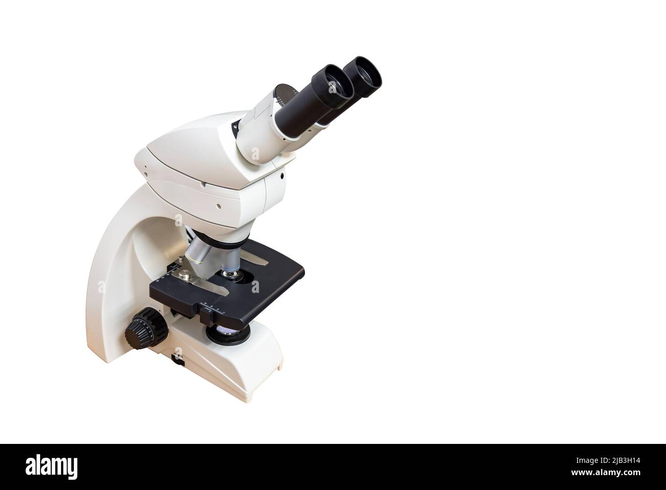 Microscopio ottico isolato su sfondo bianco con spazio per il testo Foto Stock